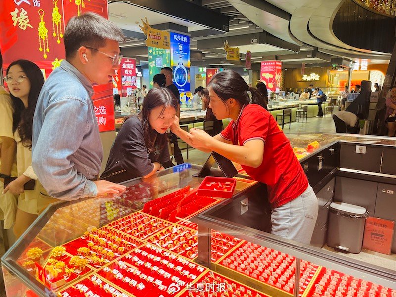 “感觉客流量少了一半以上！”实探国庆黄金消费市场